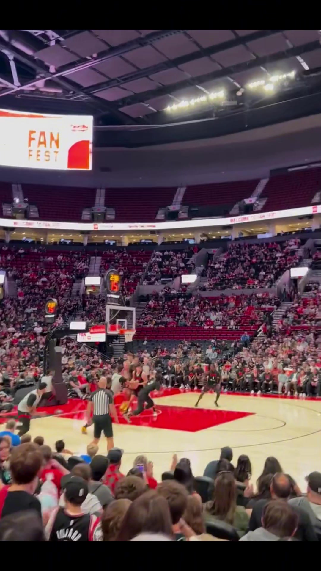 想啥呢開(kāi)拓者后衛(wèi)居然想隔扣楊瀚森被小楊大帽拒絕