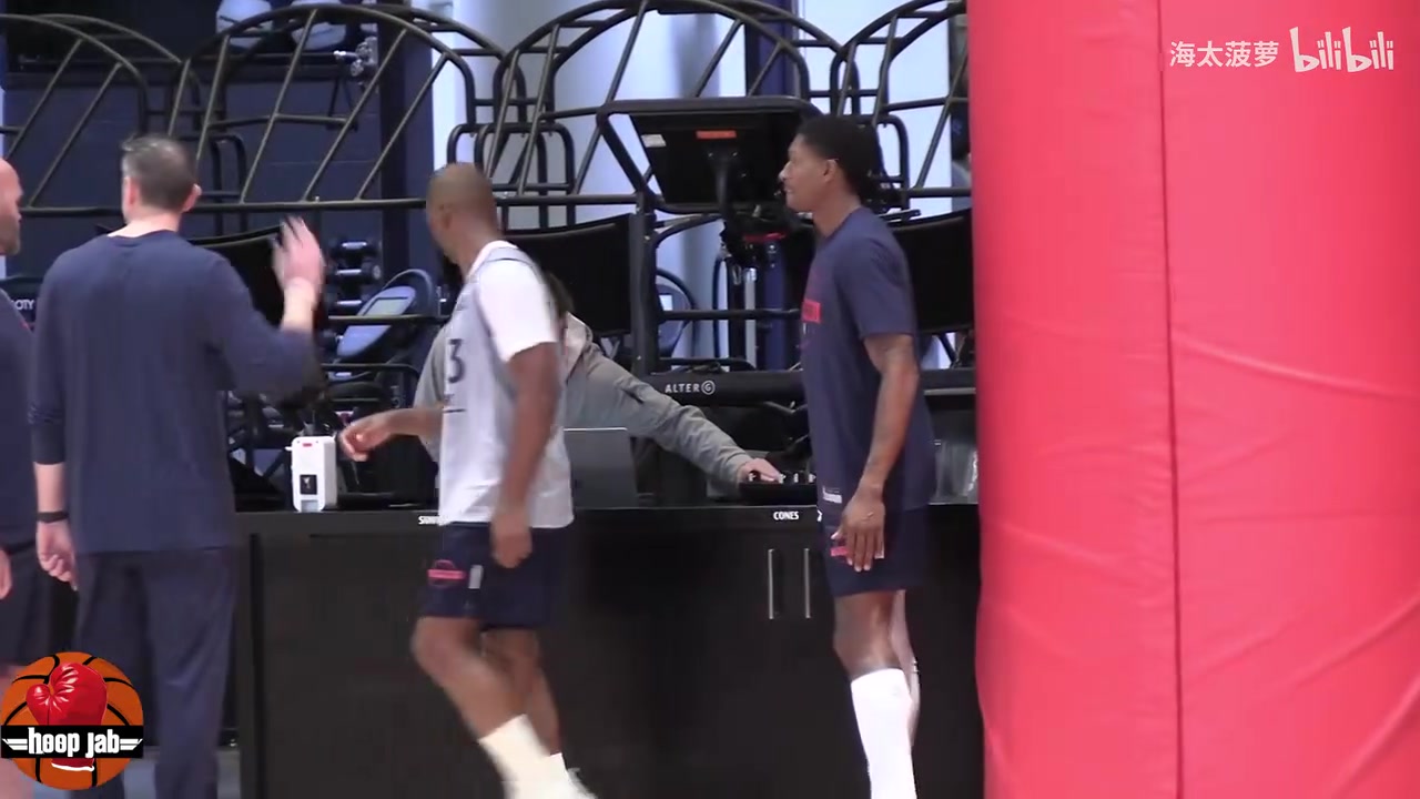 比爾看起來狀態(tài)不錯(cuò)啊快船訓(xùn)練營(yíng)花絮保羅比爾友好互動(dòng)