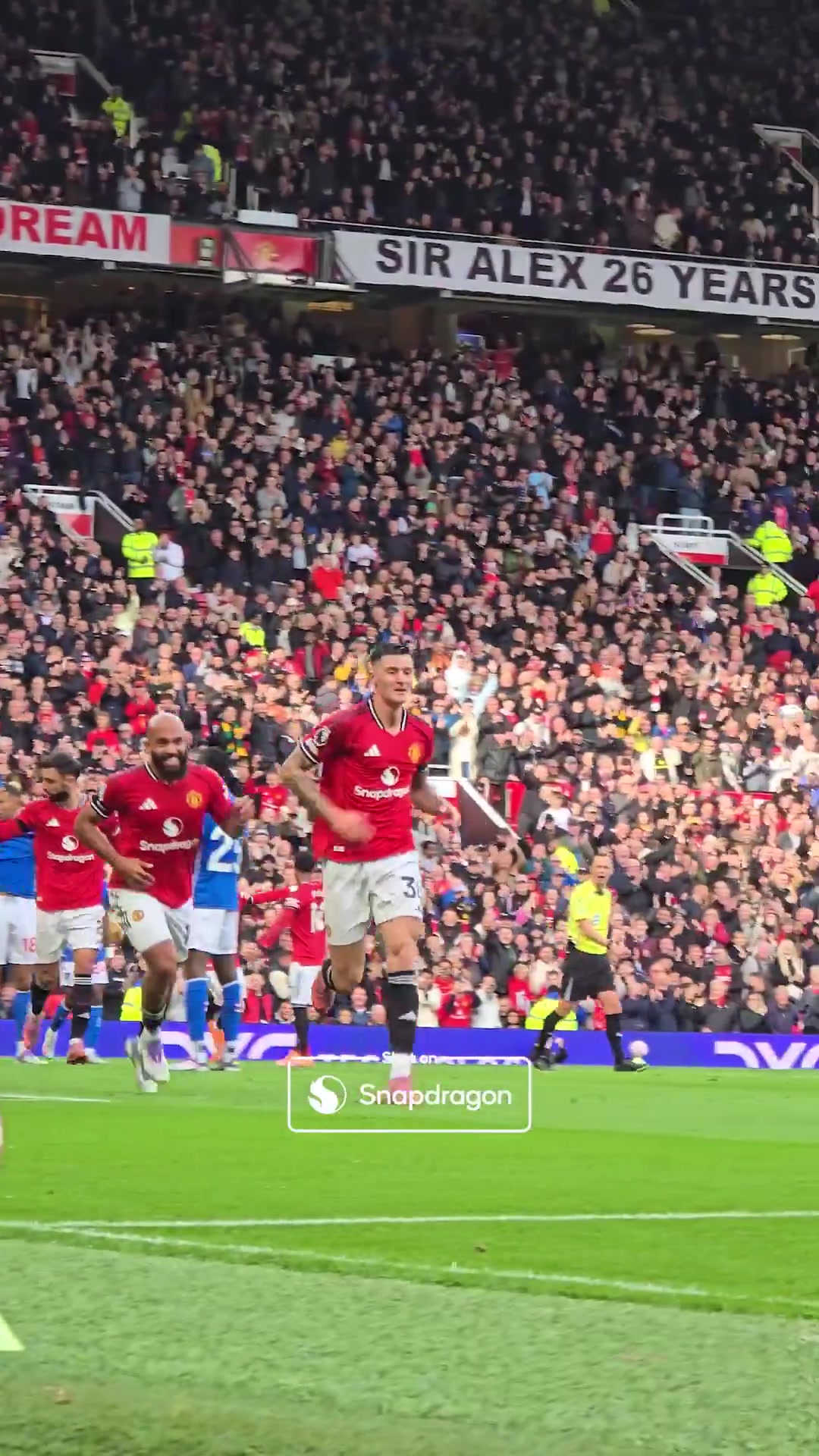 現(xiàn)場實(shí)拍舍什科進(jìn)球后揮拳慶祝