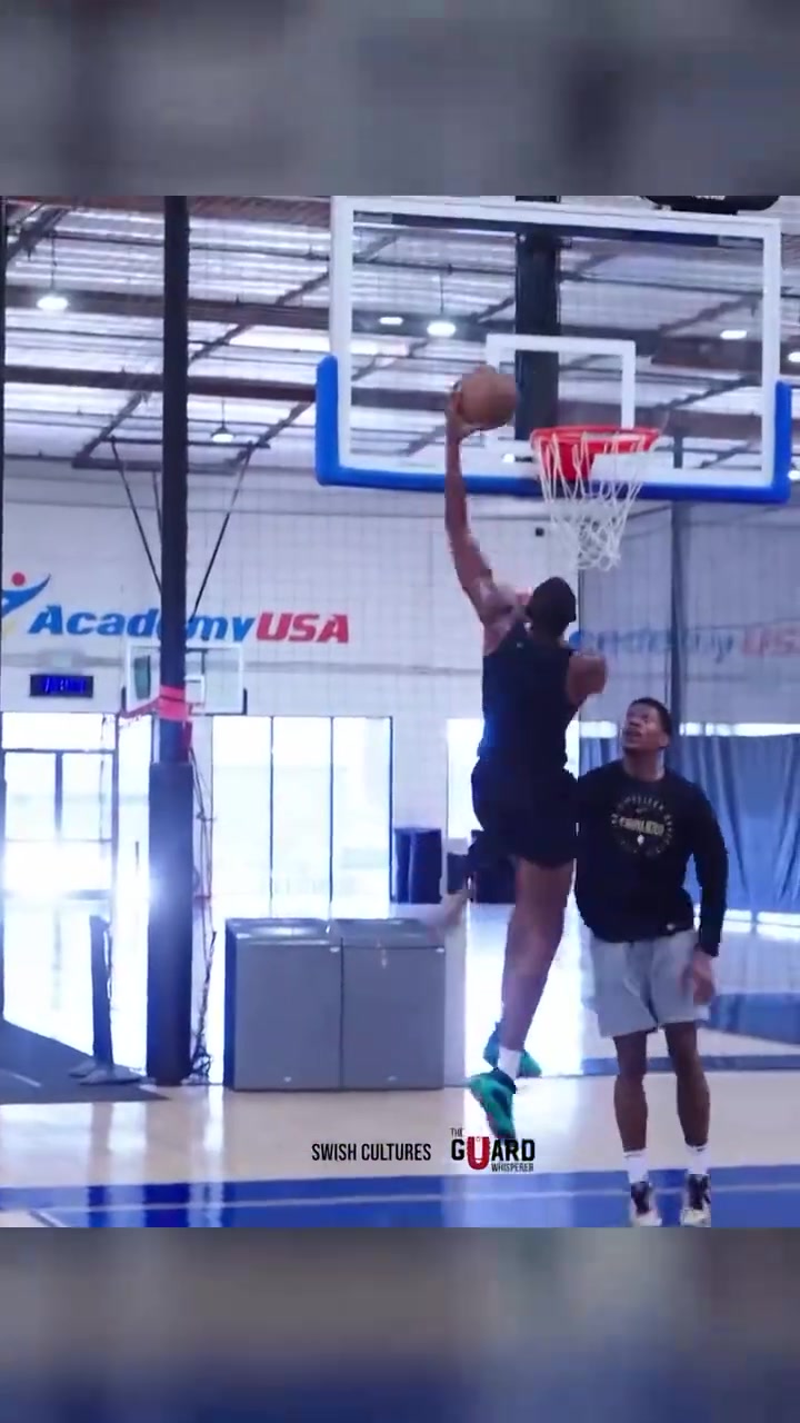 DPOY莫布里上腳哈登8球鞋在球館中一對一訓(xùn)練