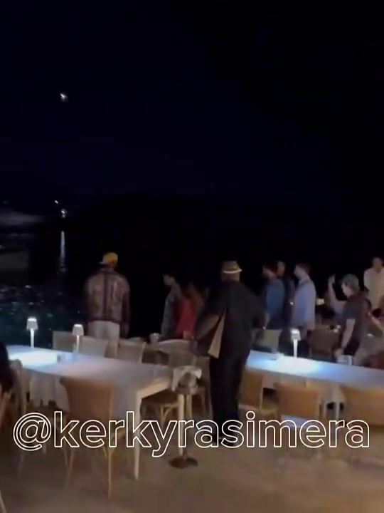 享受賽季前假期詹姆斯現(xiàn)身希臘科孚島度假還與當(dāng)?shù)厍蛎院嫌? title=