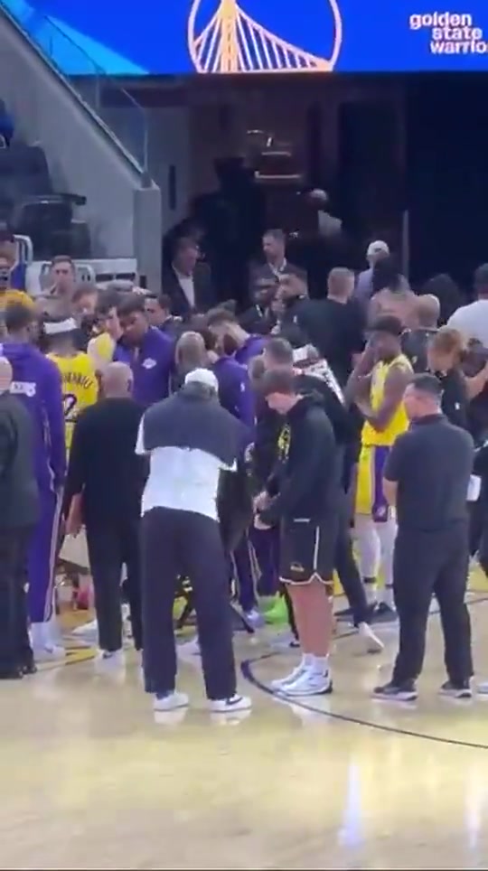 打高爾夫真的上癮啊暫停期間老詹和里夫斯還討論推桿動作