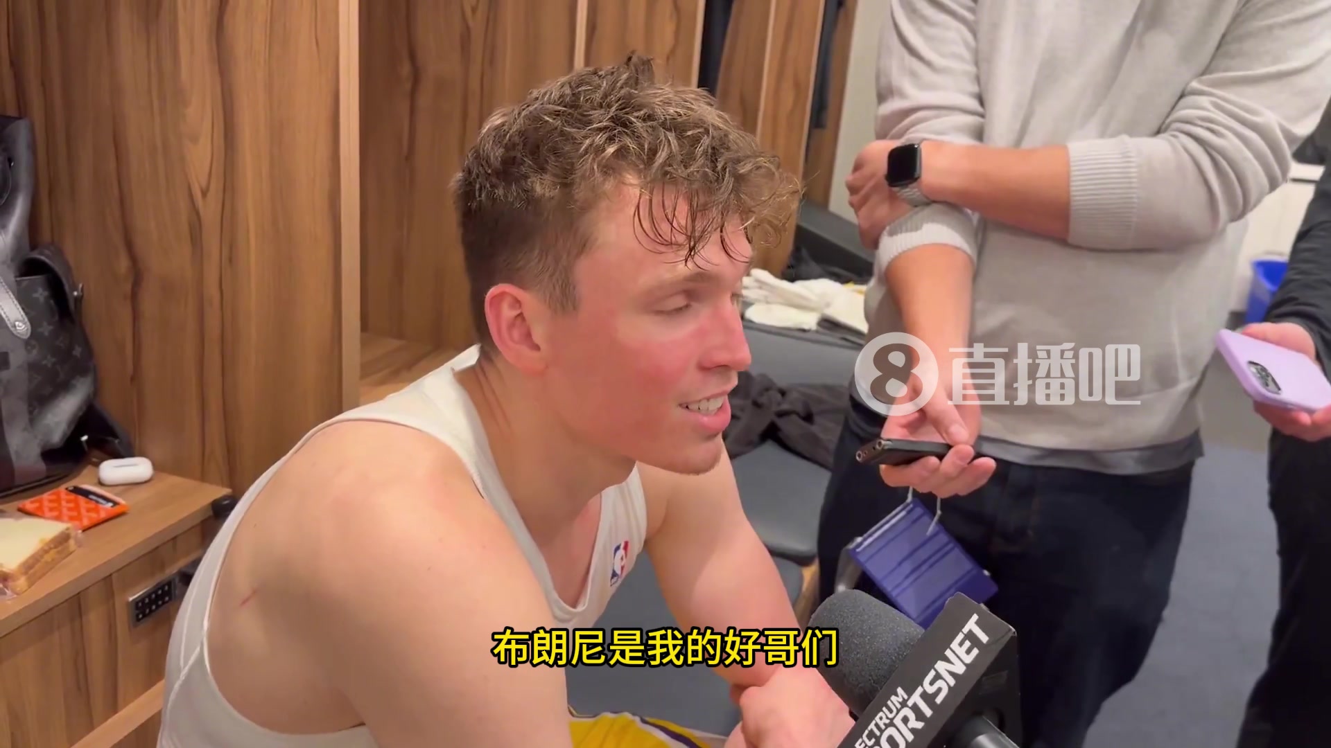 單臂炸裂補扣克內克特盛贊布朗尼已經不是頭一回這么扣了太漂亮了