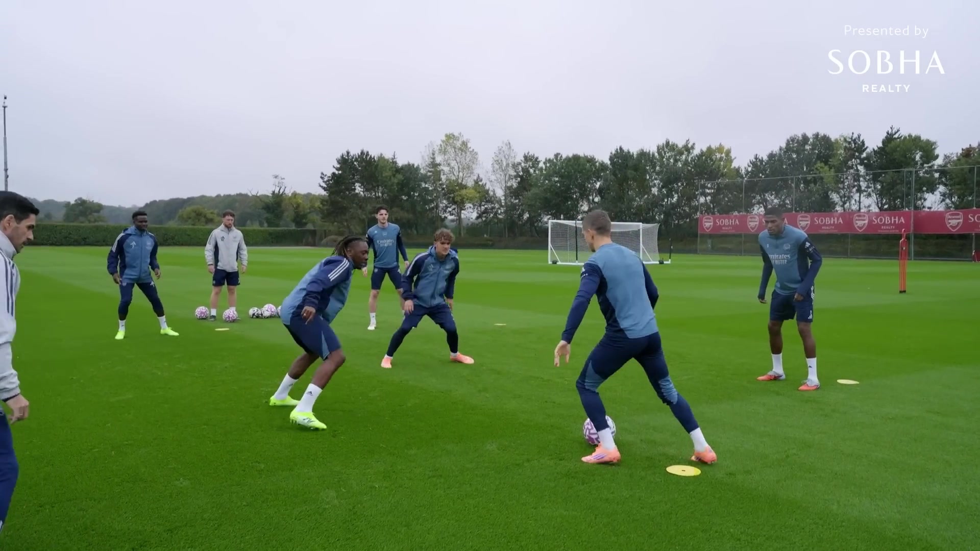 主教練正在熱身塔子哥參與搶圈訓(xùn)練傳控精準(zhǔn)不輸球員