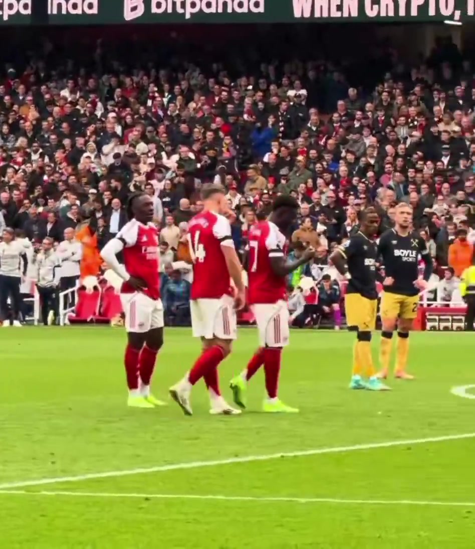 薩卡罰點(diǎn)球前約克雷斯說了什么