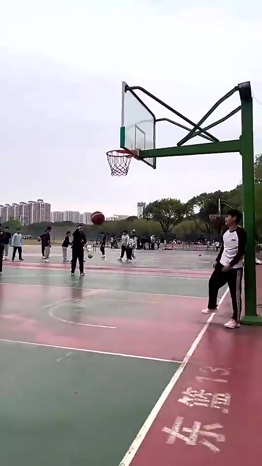 簡直炸裂哥們你這水平可以去參加CBA扣籃大賽了