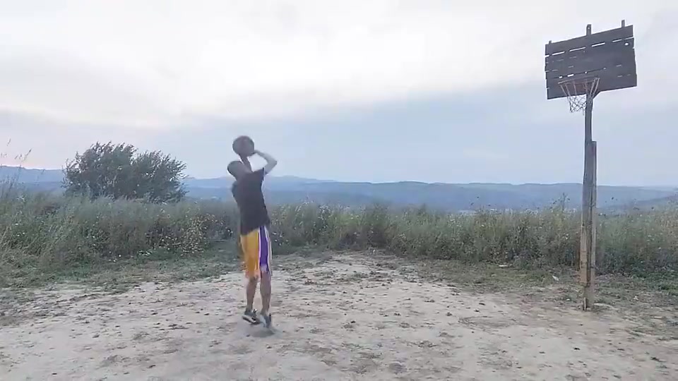 小伙這投籃姿勢也太像科比了吧可以秒殺八成模仿者了