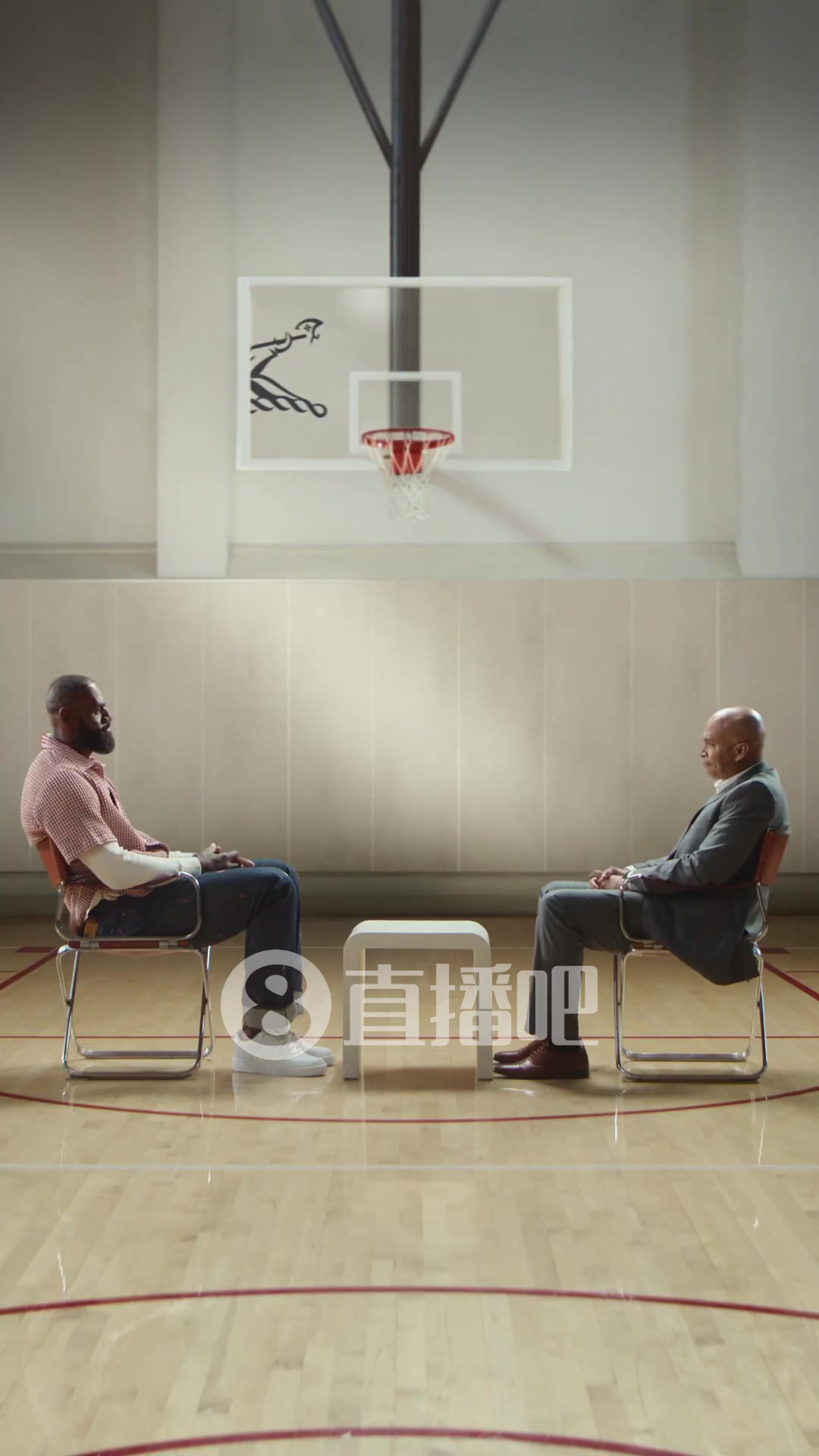 有點(diǎn)難評等了一天的詹姆斯決定二是廣告老詹還給酒戴皇冠