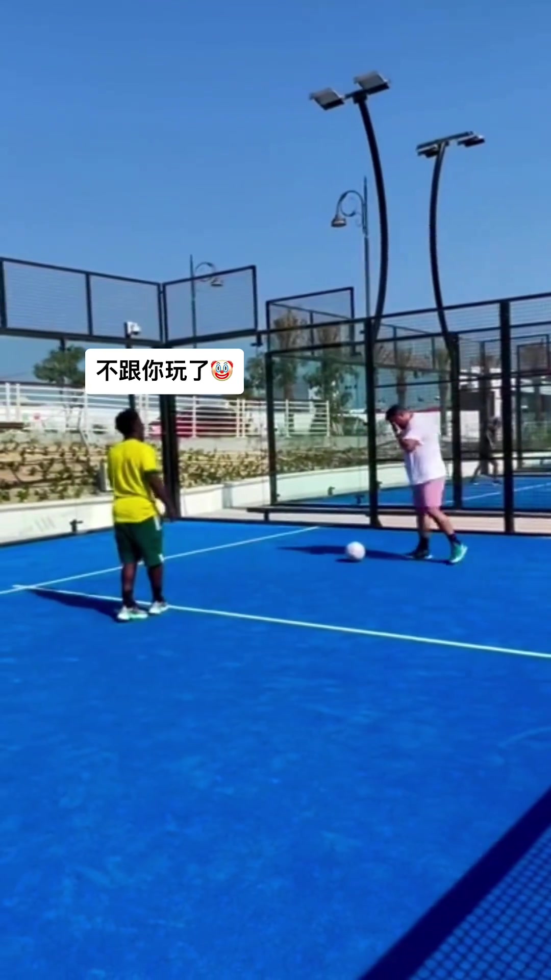 全身都是假動作網(wǎng)友打趣這個胖子到底會踢球嗎