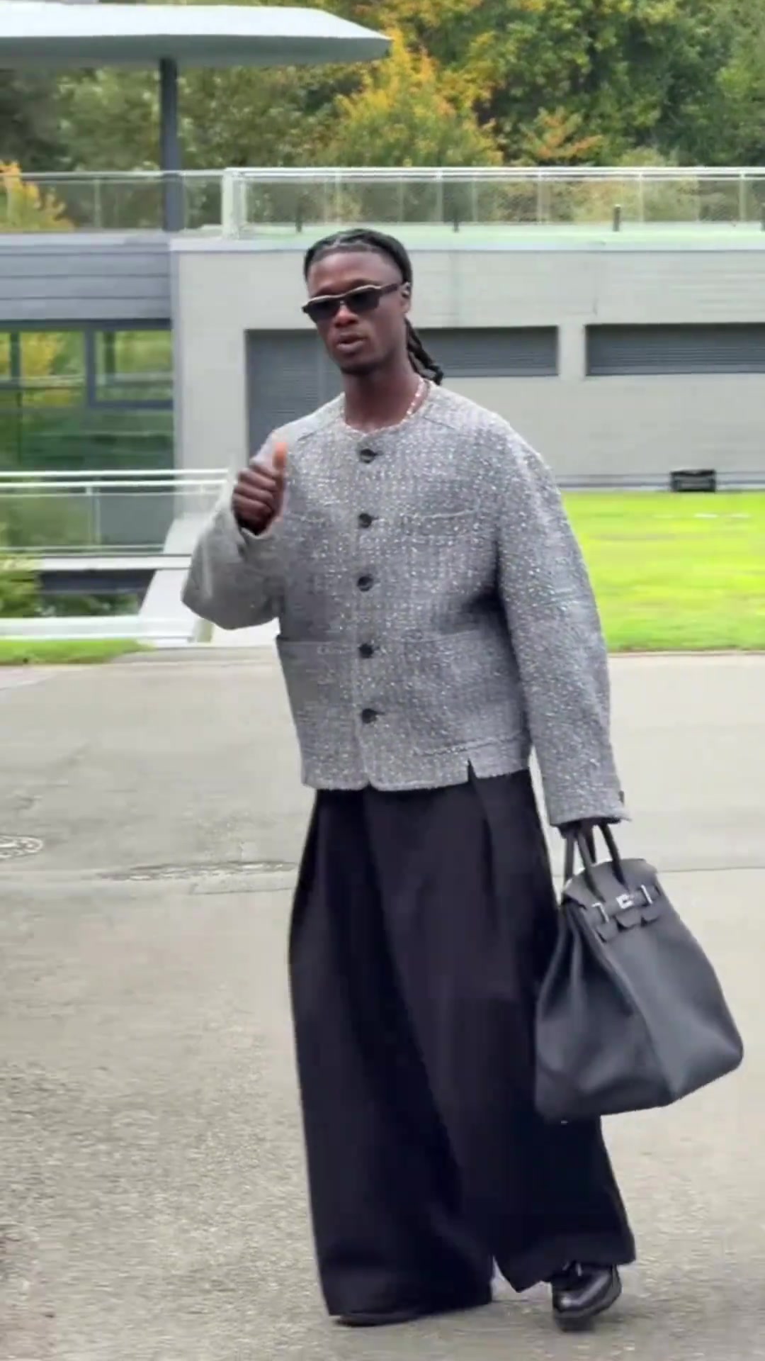 卡馬文加這不大媽穿搭嘛實(shí)在欣賞不來有錢人的穿搭