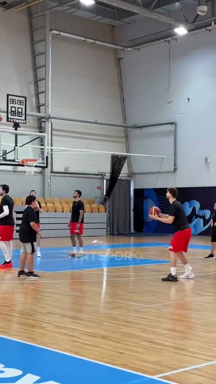 小火龍究極進(jìn)化申京歐錦賽訓(xùn)練中連續(xù)命中14記三分球