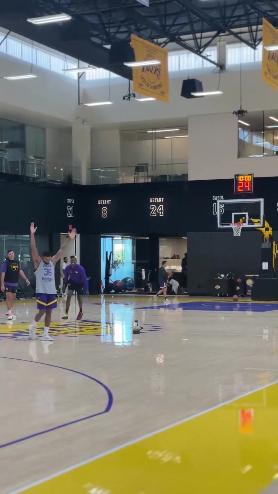 看來鋼哥恢復(fù)得不錯啊斯瑪特躺地上扔進(jìn)中圈三分