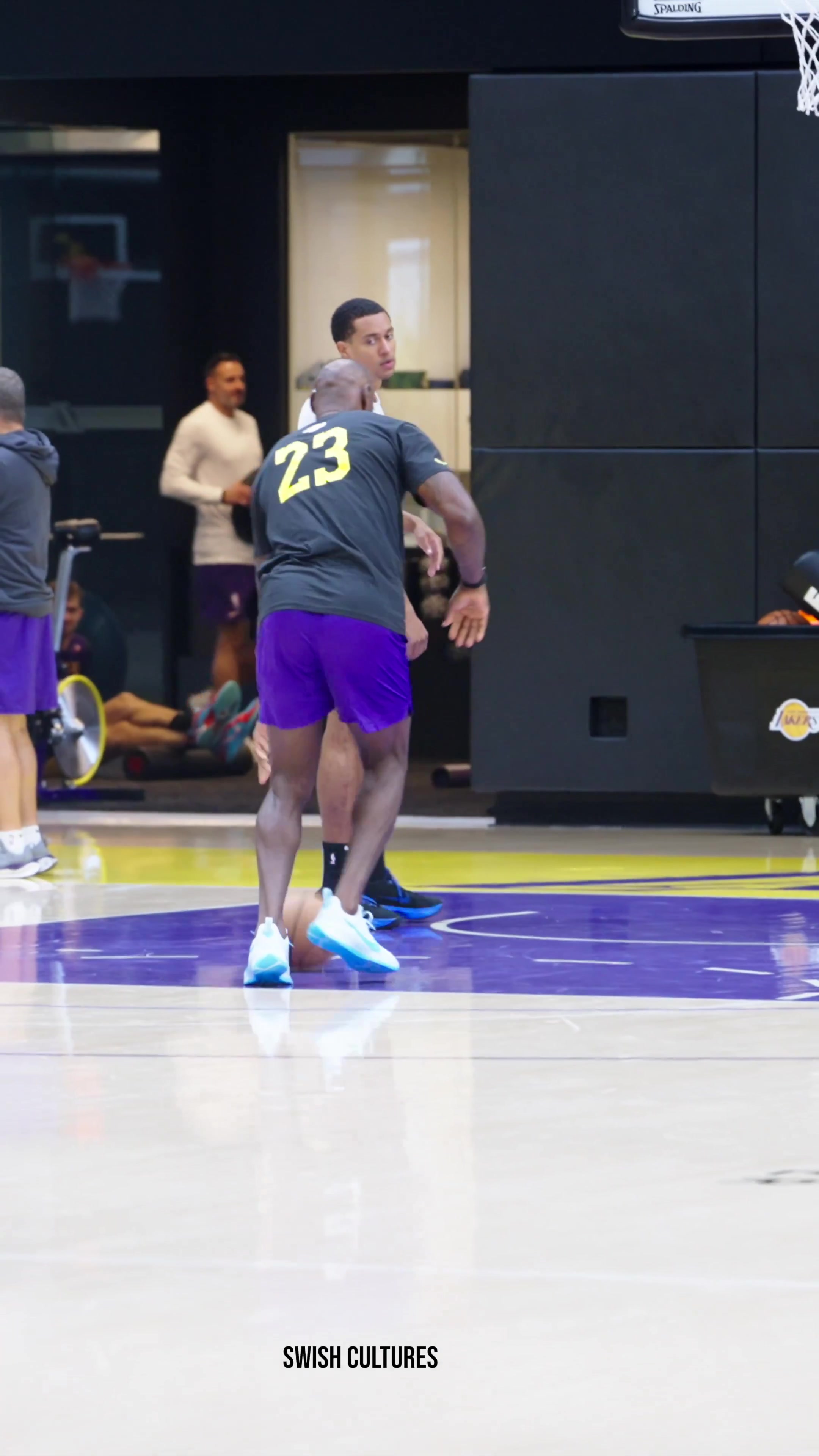 晃了全世界老詹宣布完決定2后首現(xiàn)身笑容滿面進(jìn)行訓(xùn)練