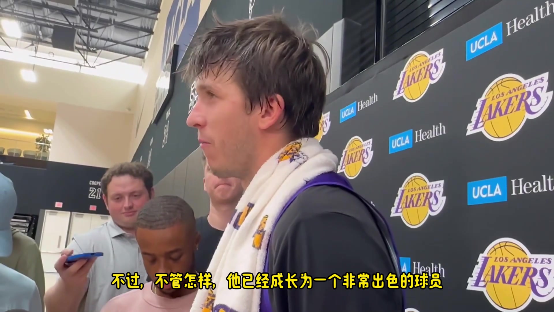 情商很高里夫斯贊布朗尼季前賽表現(xiàn)他幾乎每天都是場上表現(xiàn)最好球員之一