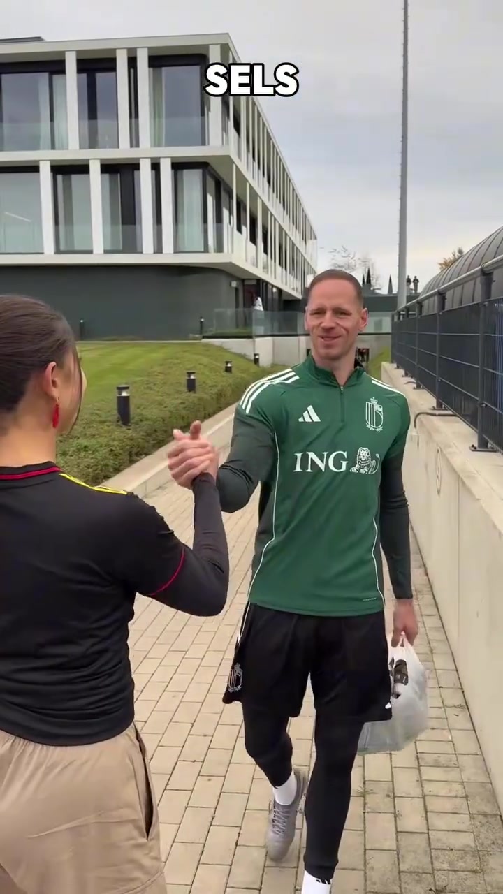 德布勞內(nèi)繃不住了網(wǎng)紅和比利時球員的擊掌挑戰(zhàn)