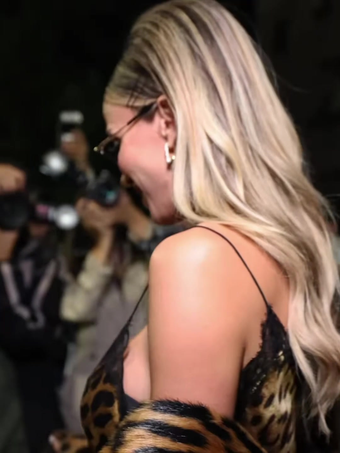 太誘惑了卡里烏斯老婆亮相時裝周黑絲豹紋連衣裙驚艷全場