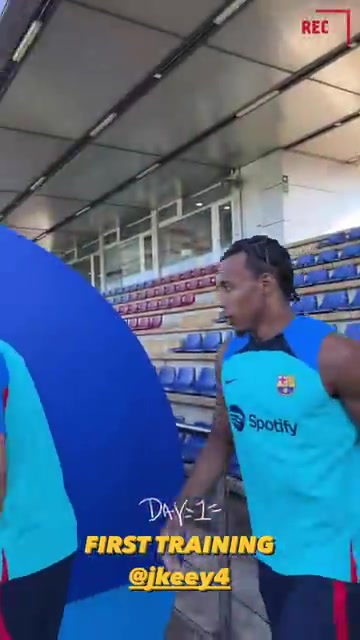 名場面孔德加盟巴薩的第一天訓(xùn)練阿爾巴就開始算舊賬