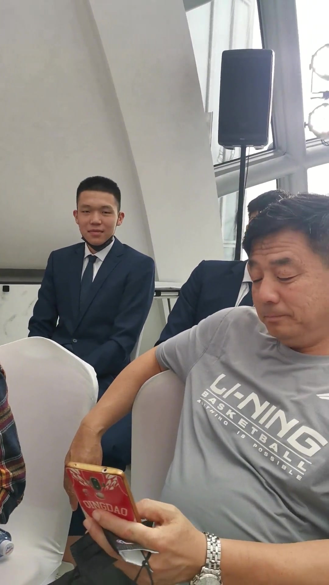 嫩回顧16歲楊瀚森被拍攝的視頻 球迷長(zhǎng)得像李景亮