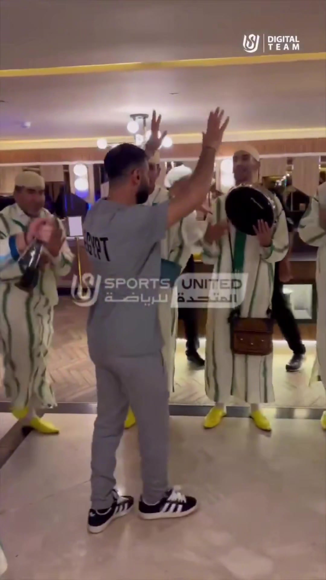 薩拉赫梅開二度率埃及晉級世界杯賽后和隊(duì)友跳舞慶祝