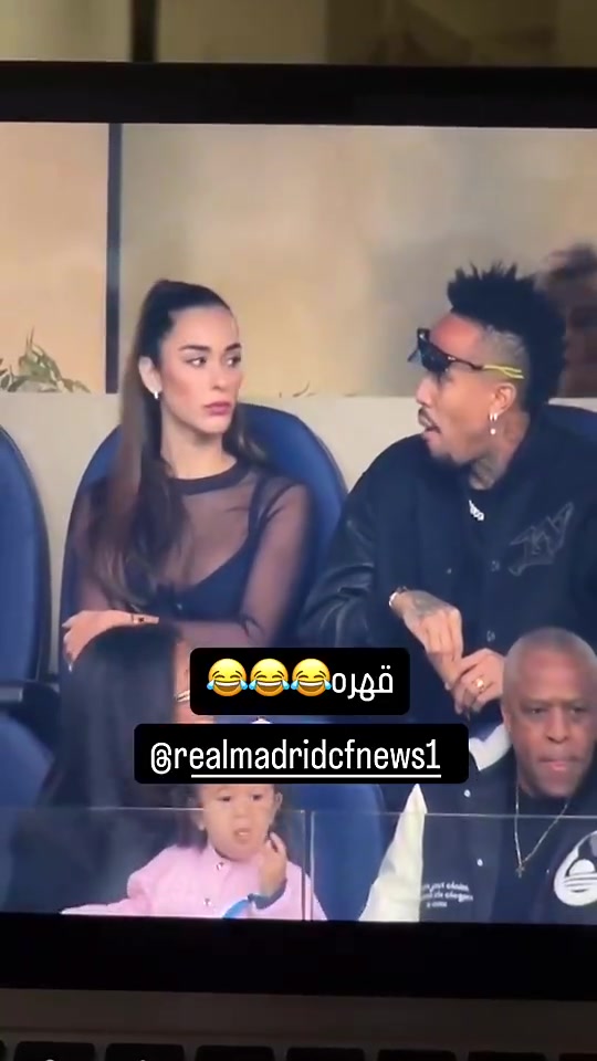 家庭弟位米利唐和女友在看臺觀看皇馬比賽時(shí)看著有點(diǎn)弱氣