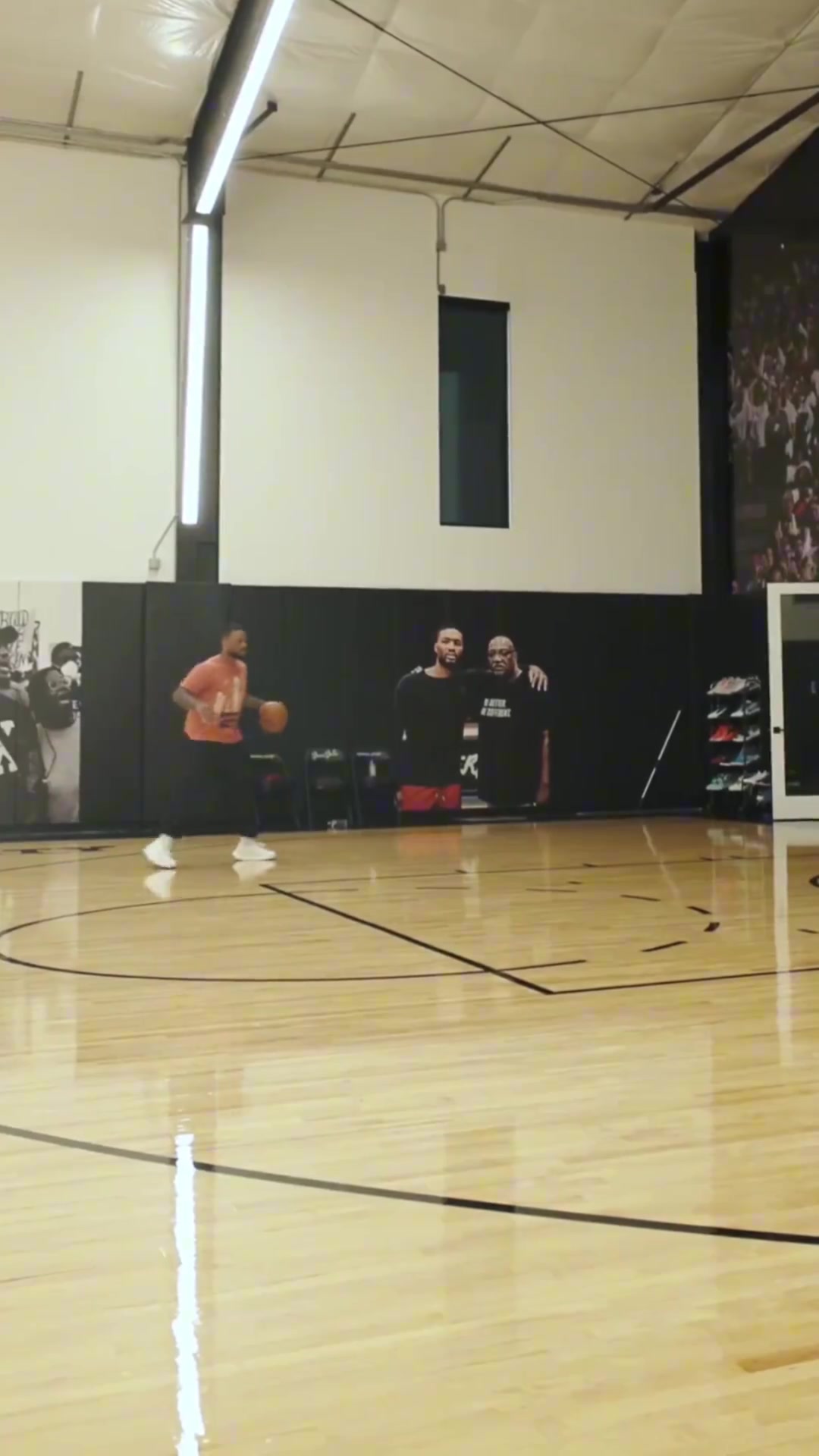 此前跟腱撕裂楊瀚森隊(duì)友利拉德恢復(fù)投籃訓(xùn)練 球館背景喬治矚目