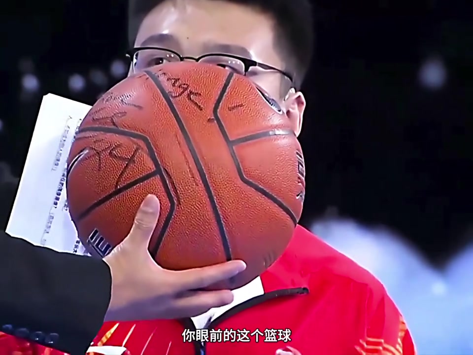 當年的輪椅男孩手捧著科比的簽名籃球它已經(jīng)是我生命的一部分了