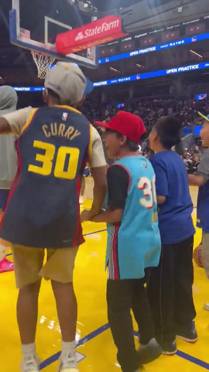 庫里和小粉絲擊掌這娃大喊我再也不洗手了