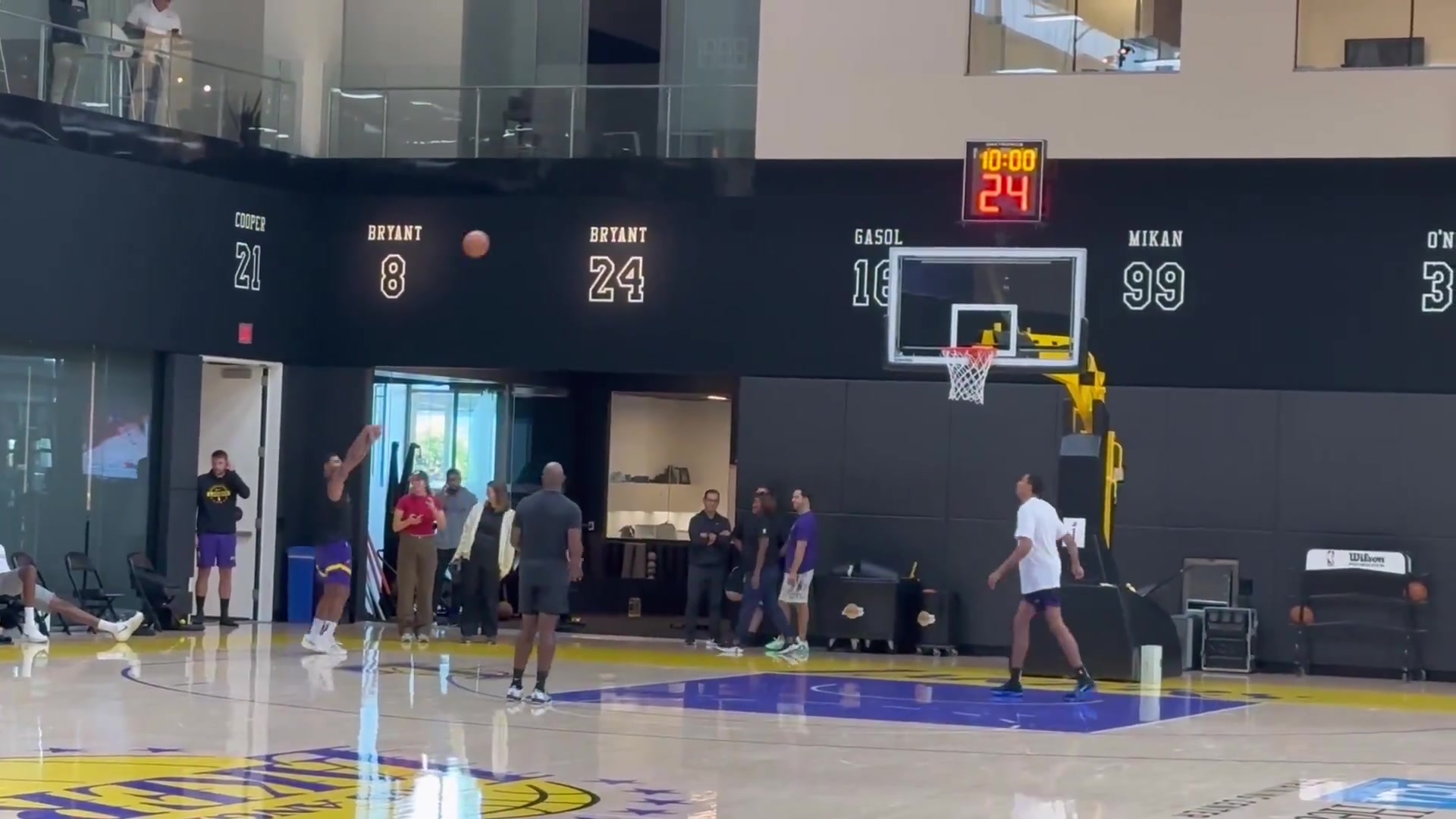 未來幾天完成首秀斯瑪特在今日訓(xùn)練后加練了三分投籃