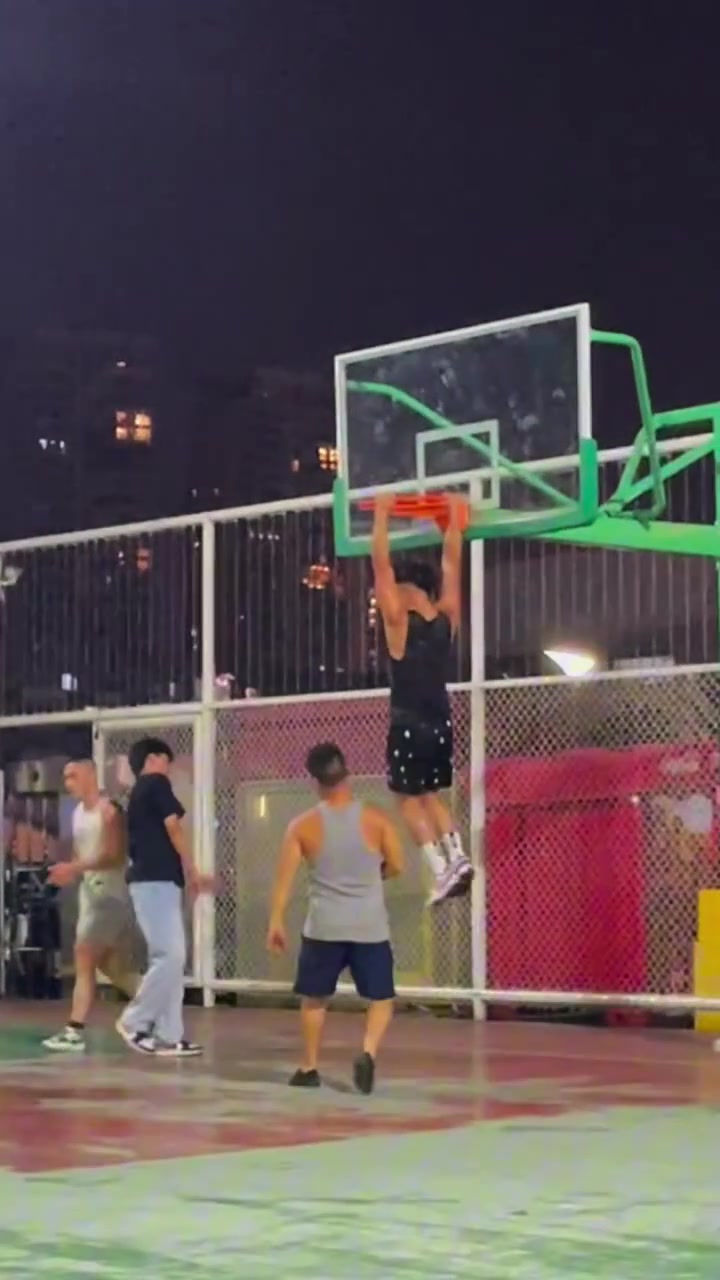 好家伙在野球場(chǎng)有人這樣暴扣你一定會(huì)震驚吧