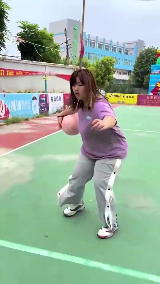 在野球場遇到如此微胖妹紙吧友們敢和她打1v1么