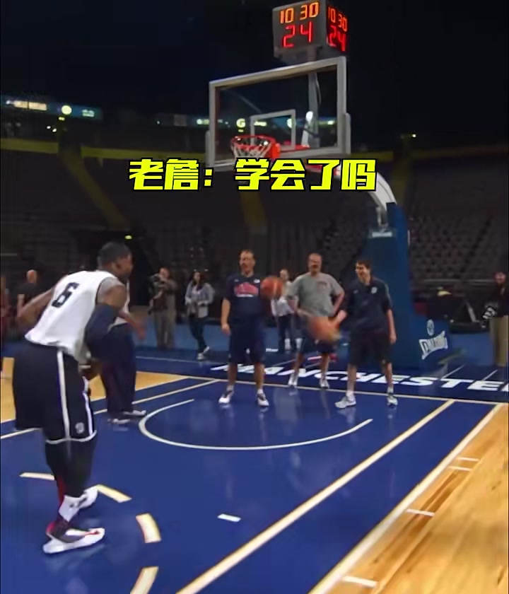 詹姆斯現(xiàn)場(chǎng)教學(xué)杜蘭特勾手投籃場(chǎng)面很歡樂(lè)