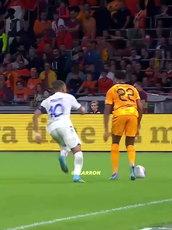 當(dāng)超跑遭遇泥頭車網(wǎng)友姆巴佩在鄧弗里斯面前有理說不清