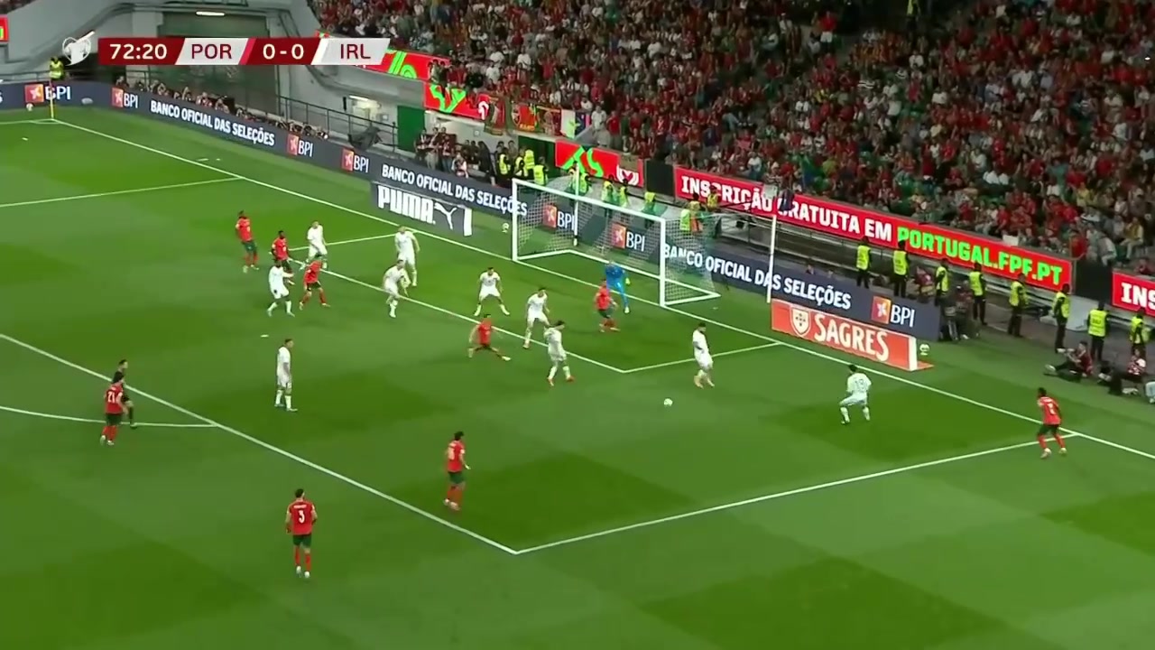 可惜了特林康傳中造點(diǎn)球C羅主罰點(diǎn)球被凱萊赫用腳擋出