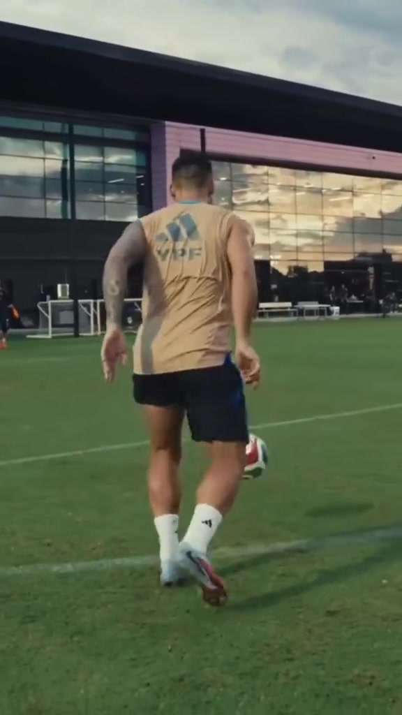 勞塔羅訓練場秀射術網(wǎng)友調侃看來今天上場的又是馬丁內斯