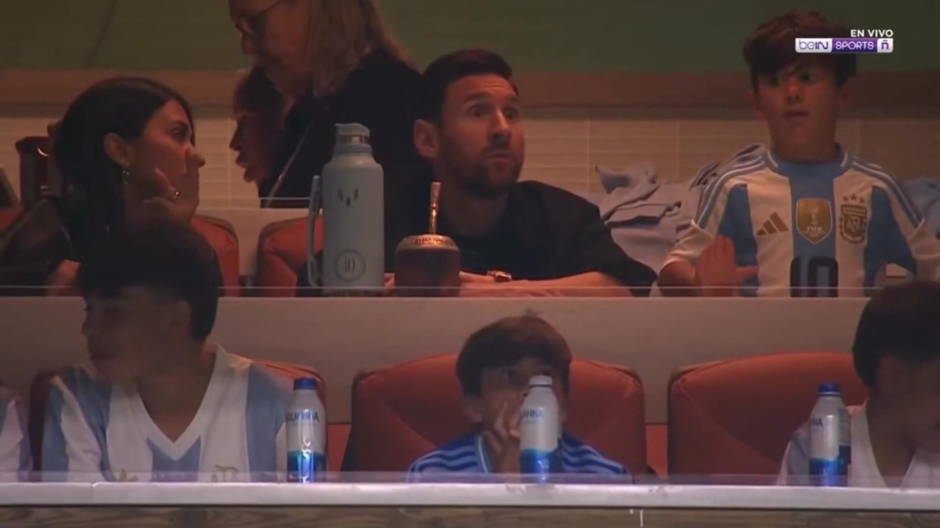 悠閑自在梅西一家看臺觀戰(zhàn)阿根廷友誼賽