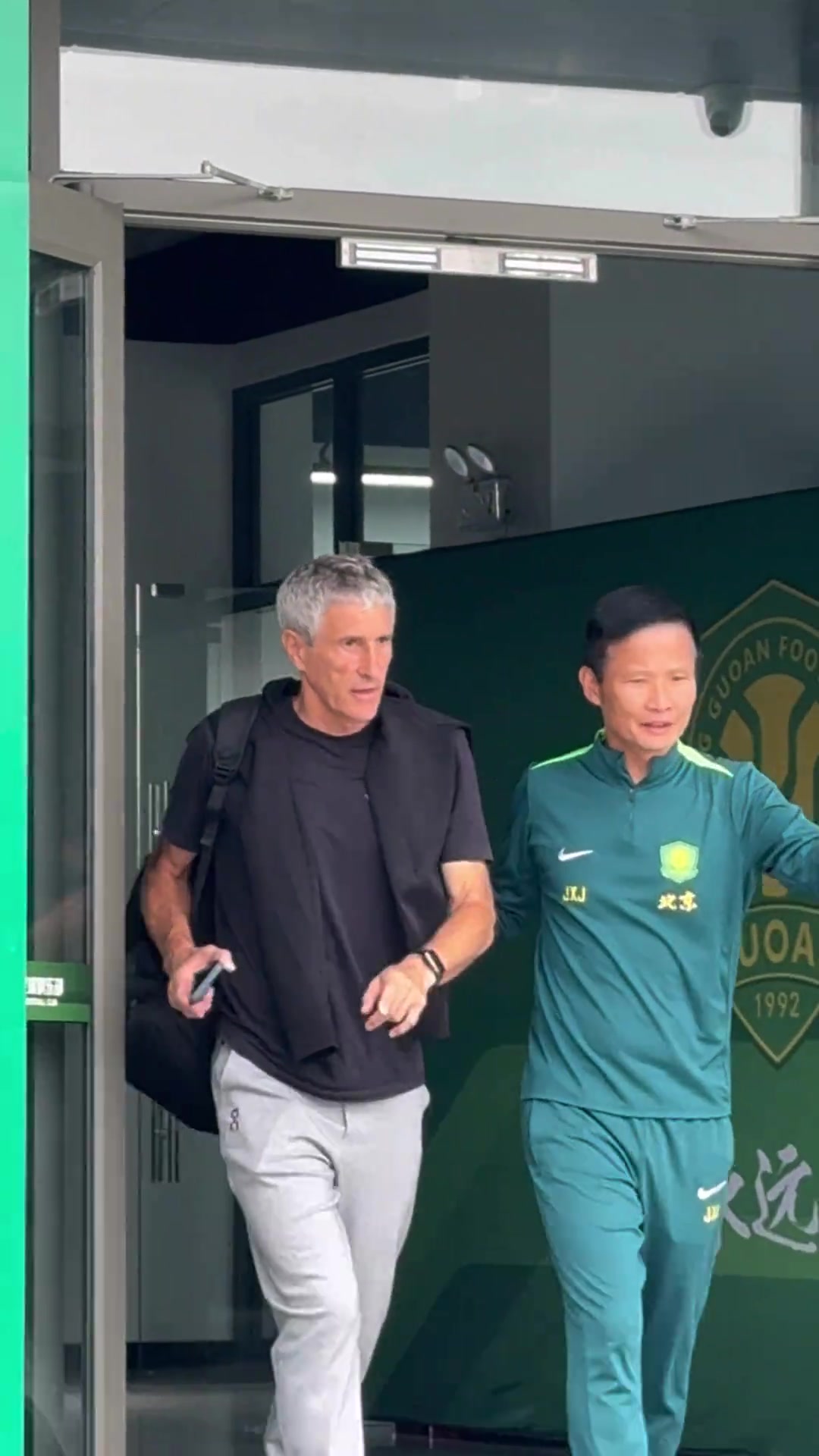 將心比心實(shí)拍塞蒂恩離開(kāi)國(guó)安訓(xùn)練基地仍有不少球迷與其道別