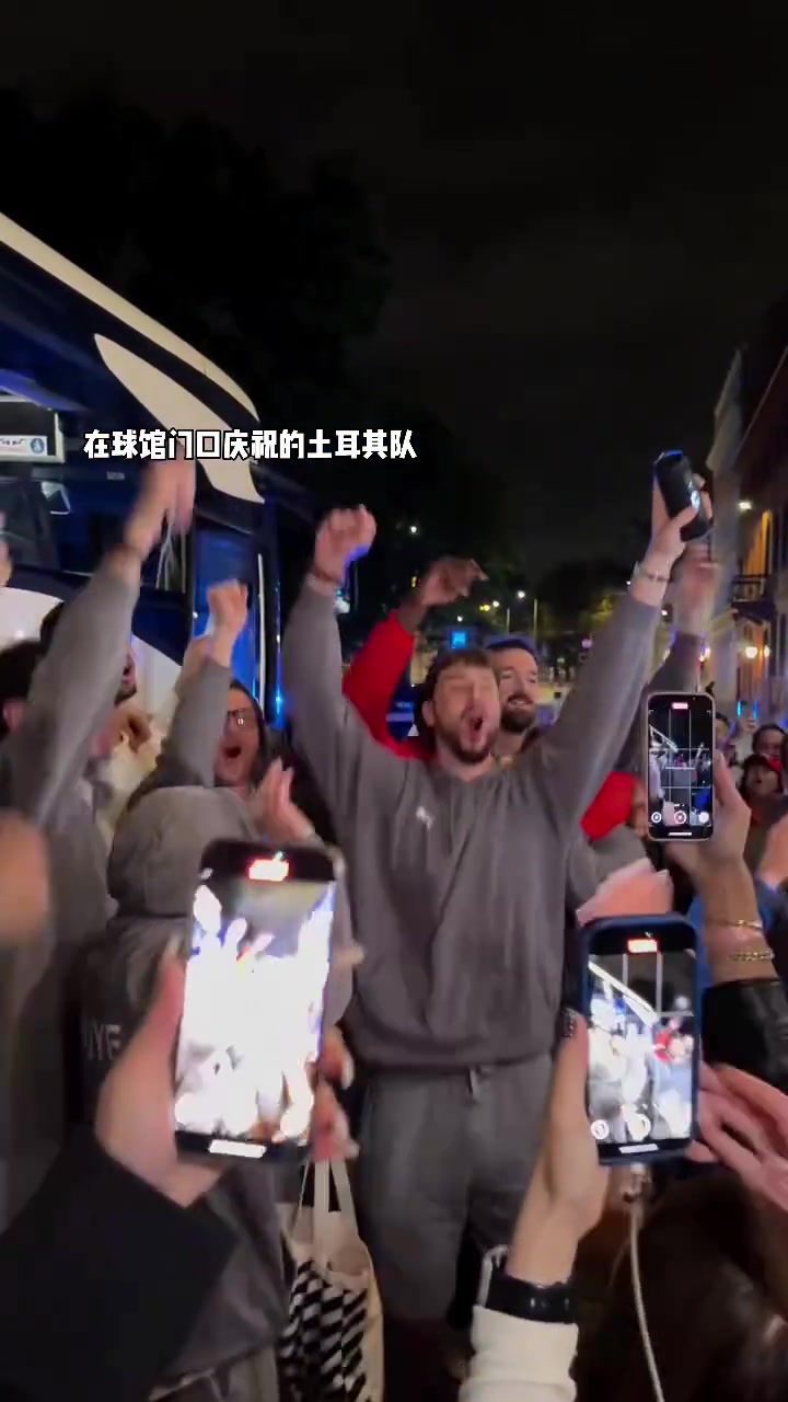 約基奇字母哥都是手下敗將申京和隊(duì)友慶祝殺進(jìn)歐錦賽決賽