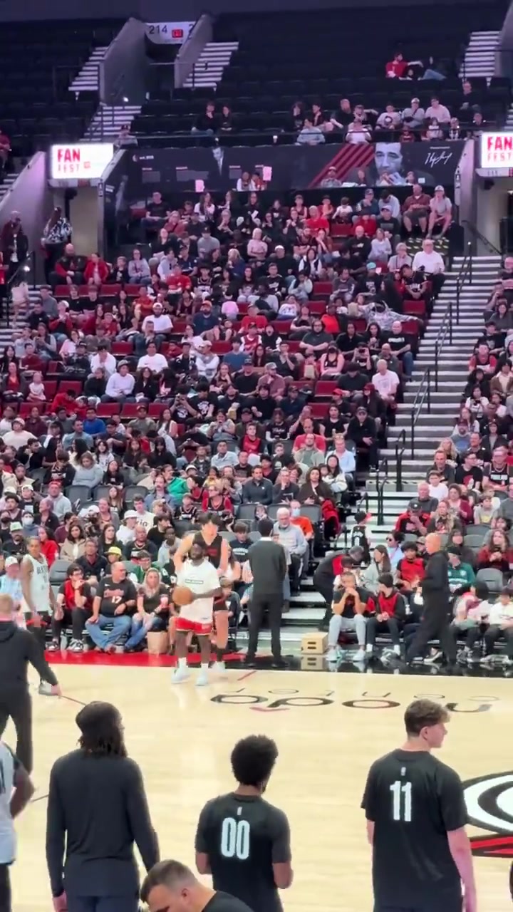 比賽中充分展現(xiàn)看楊瀚森訓練中這記底角三分速率根本不慢