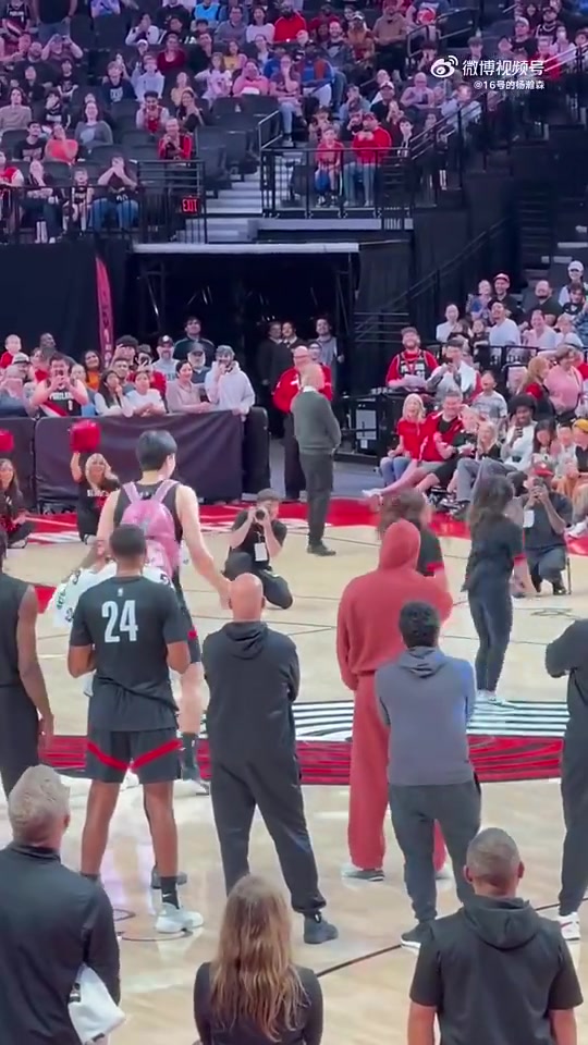太老實了楊瀚森此前全神貫注盯著啦啦隊并認真模仿跳了起來