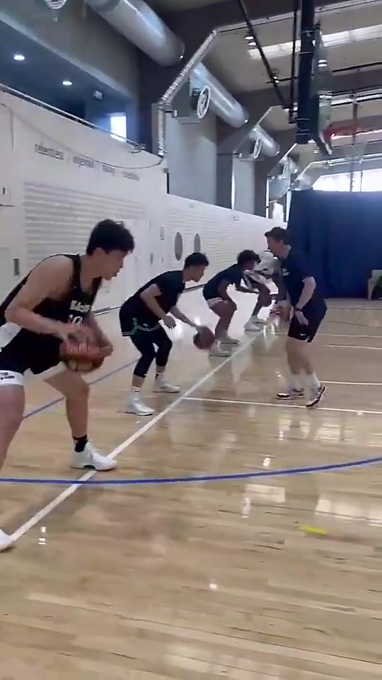 全是在打基礎(chǔ)楊瀚森昔日赴澳特訓當時運球基本功還被網(wǎng)友嘲笑