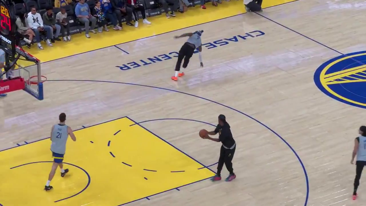 功夫不錯希爾德訓(xùn)練中來了個側(cè)手翻隨后三分出手