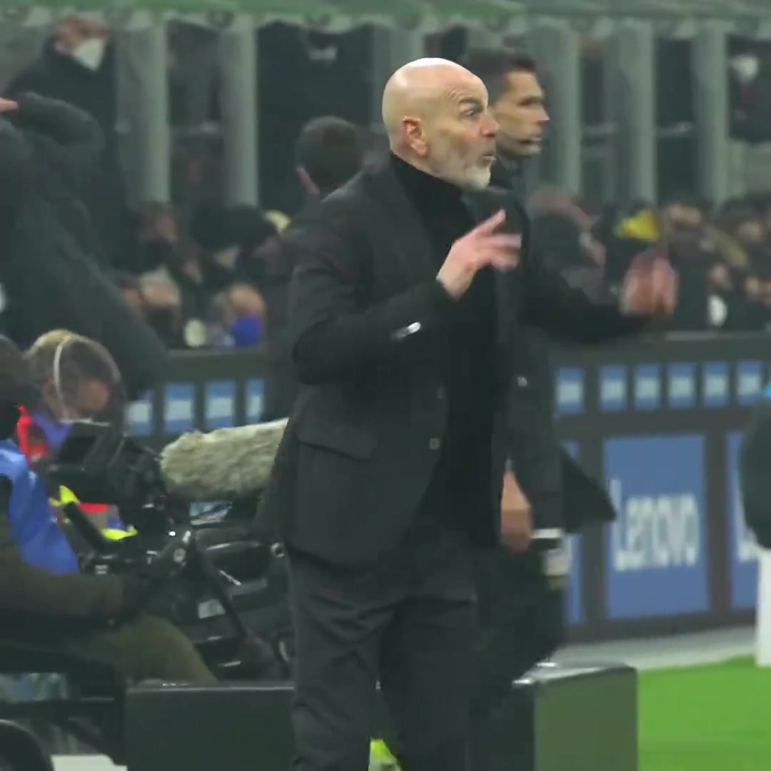 AC米蘭戰(zhàn)勝國米成功在聯(lián)賽登頂大家一起相擁慶祝的畫面依然清晰