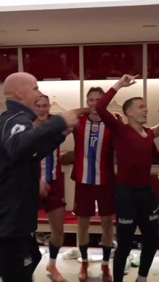 距世界杯一步之遙挪威全隊賽后在更衣室狂歡