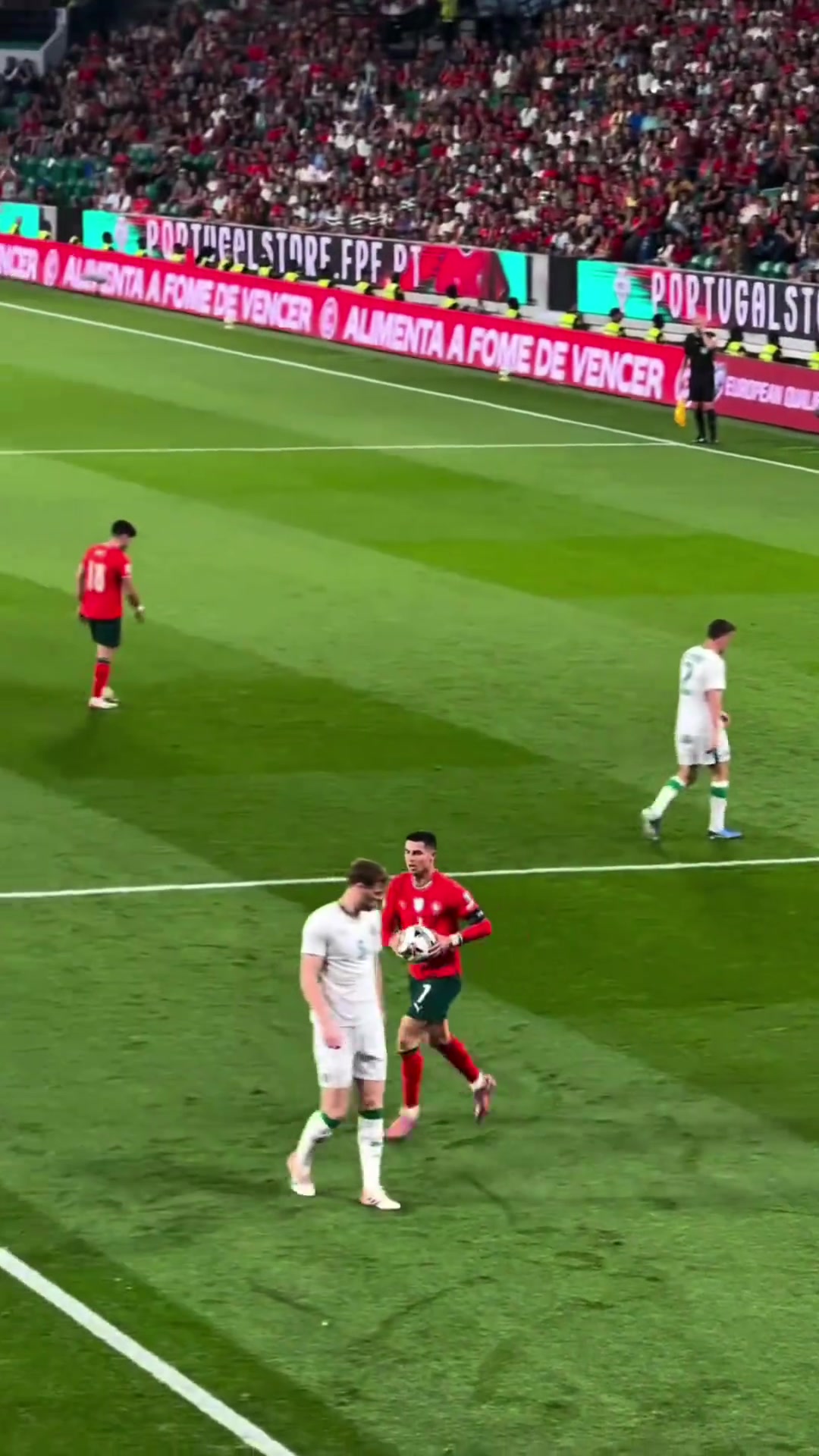 對勝利的渴望C羅點(diǎn)球被撲后趕緊撿球幫對手?jǐn)[好