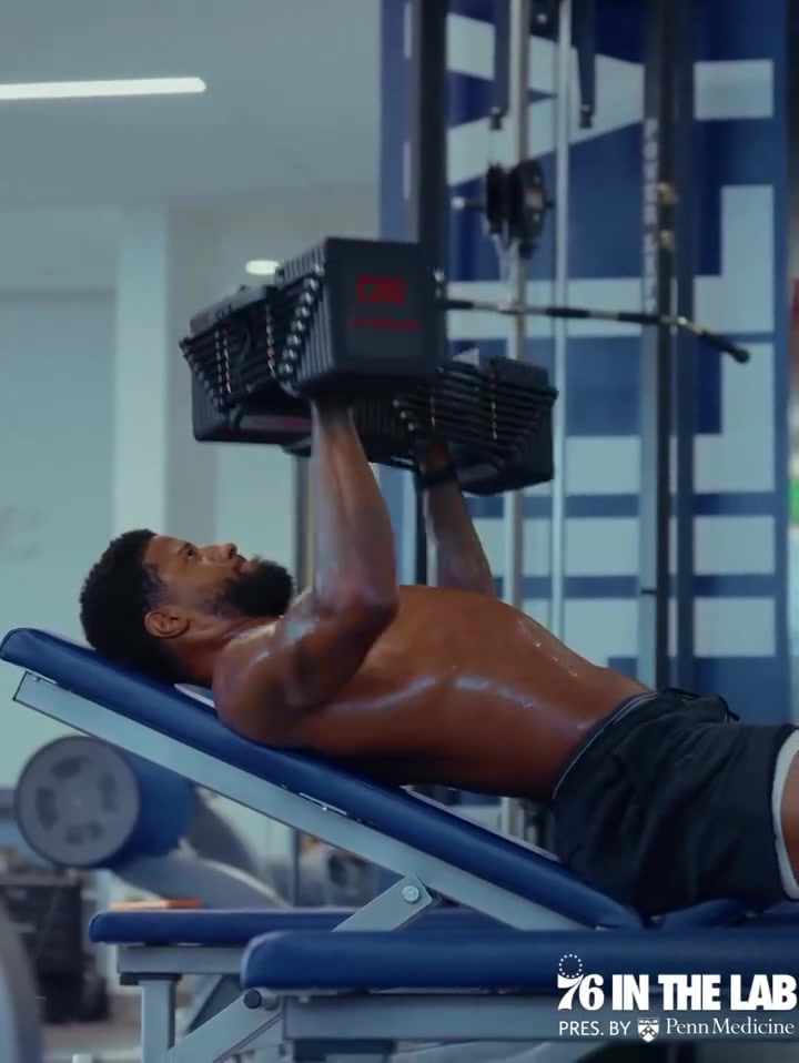 休賽期結(jié)束喬治回歸力量訓(xùn)練 懂的吧友說(shuō)說(shuō)這舉的多少鐵