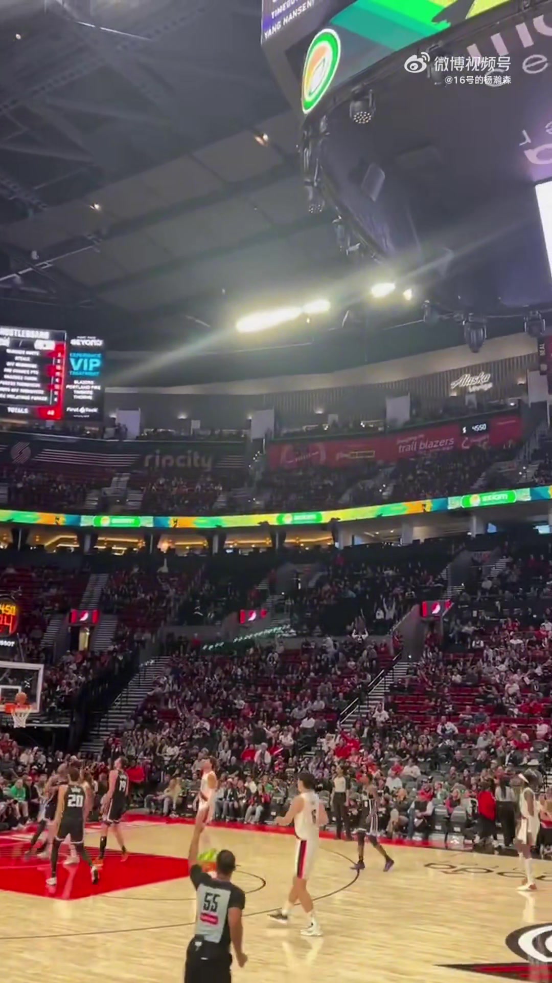 楊瀚森投進第二個三分后現(xiàn)場一名中國球迷扯破喉嚨大喊楊瀚森牛逼