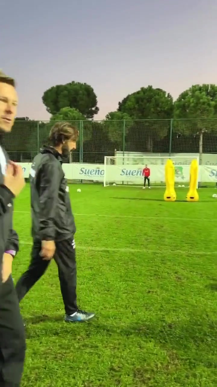 皮爾洛隨隨便便一腳就是S型弧線