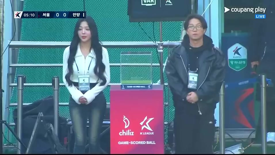 身材比真好韓國演員樸圣光和妻子來現(xiàn)場看林加德比賽