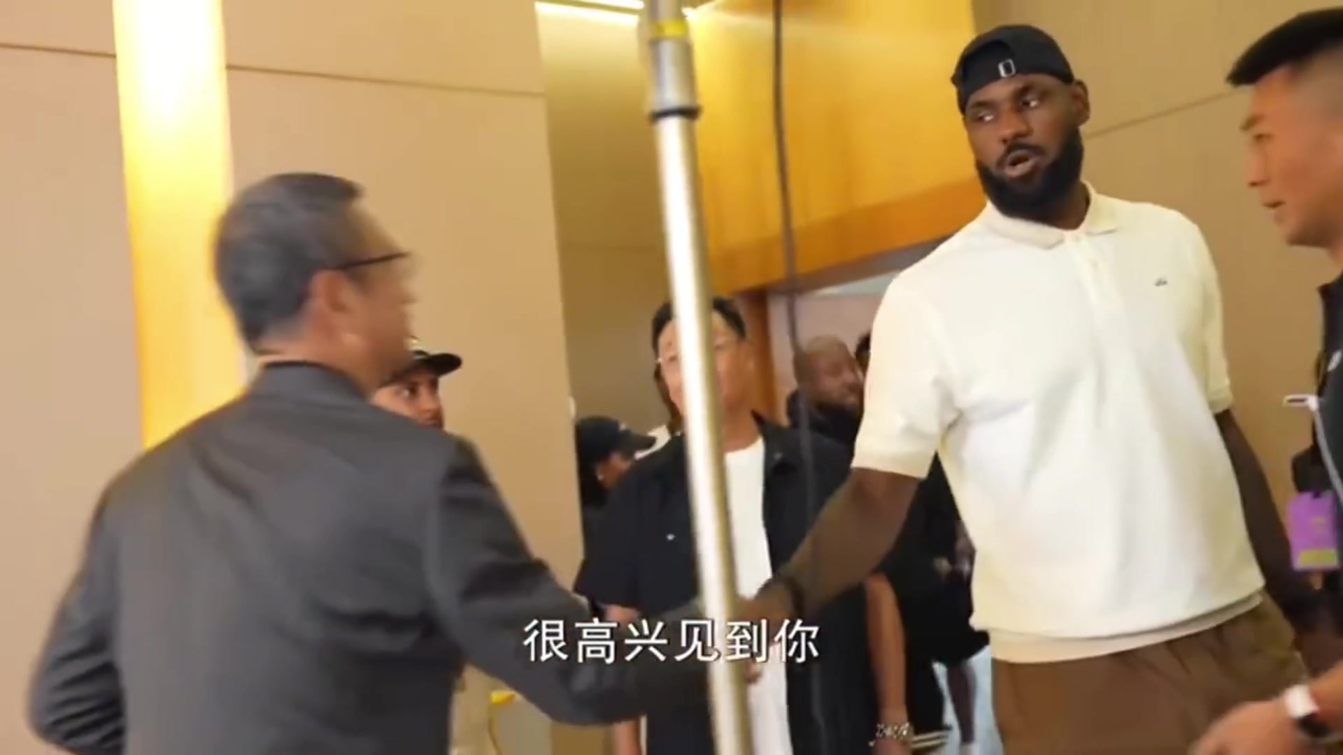 白巖松to詹姆斯依舊很感謝你6年前為中國(guó)說(shuō)話那是需要勇氣的