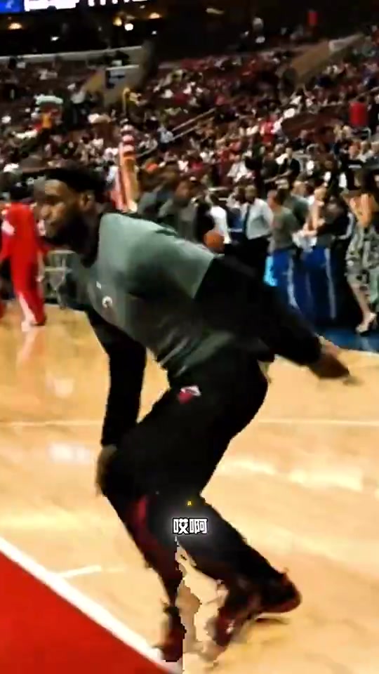 楊毅扣籃大賽現(xiàn)在變成這樣就賴詹姆斯他要參加肯定能帶起來(lái)